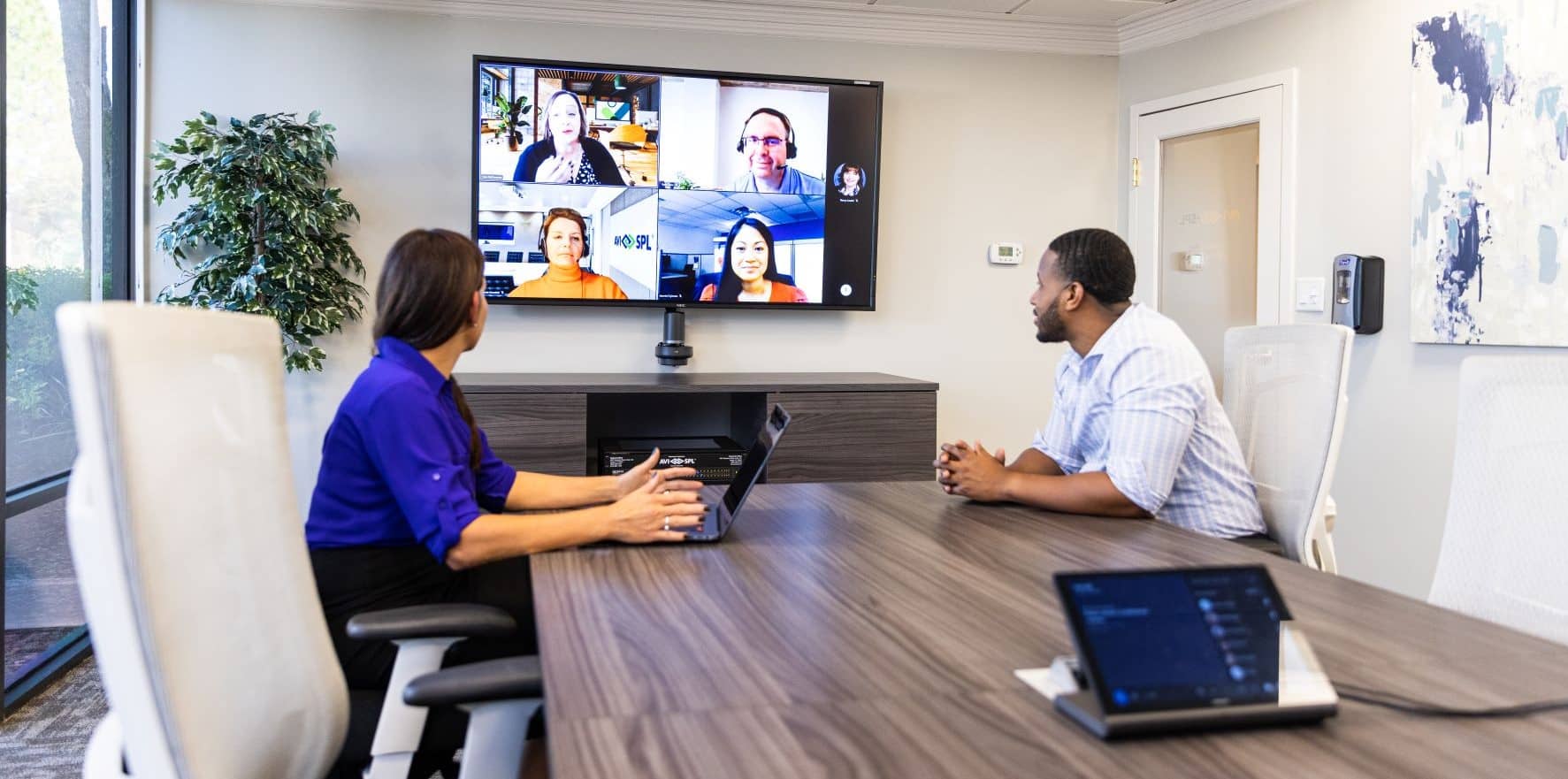 Microsoft teams Hybrid meeting with human experience