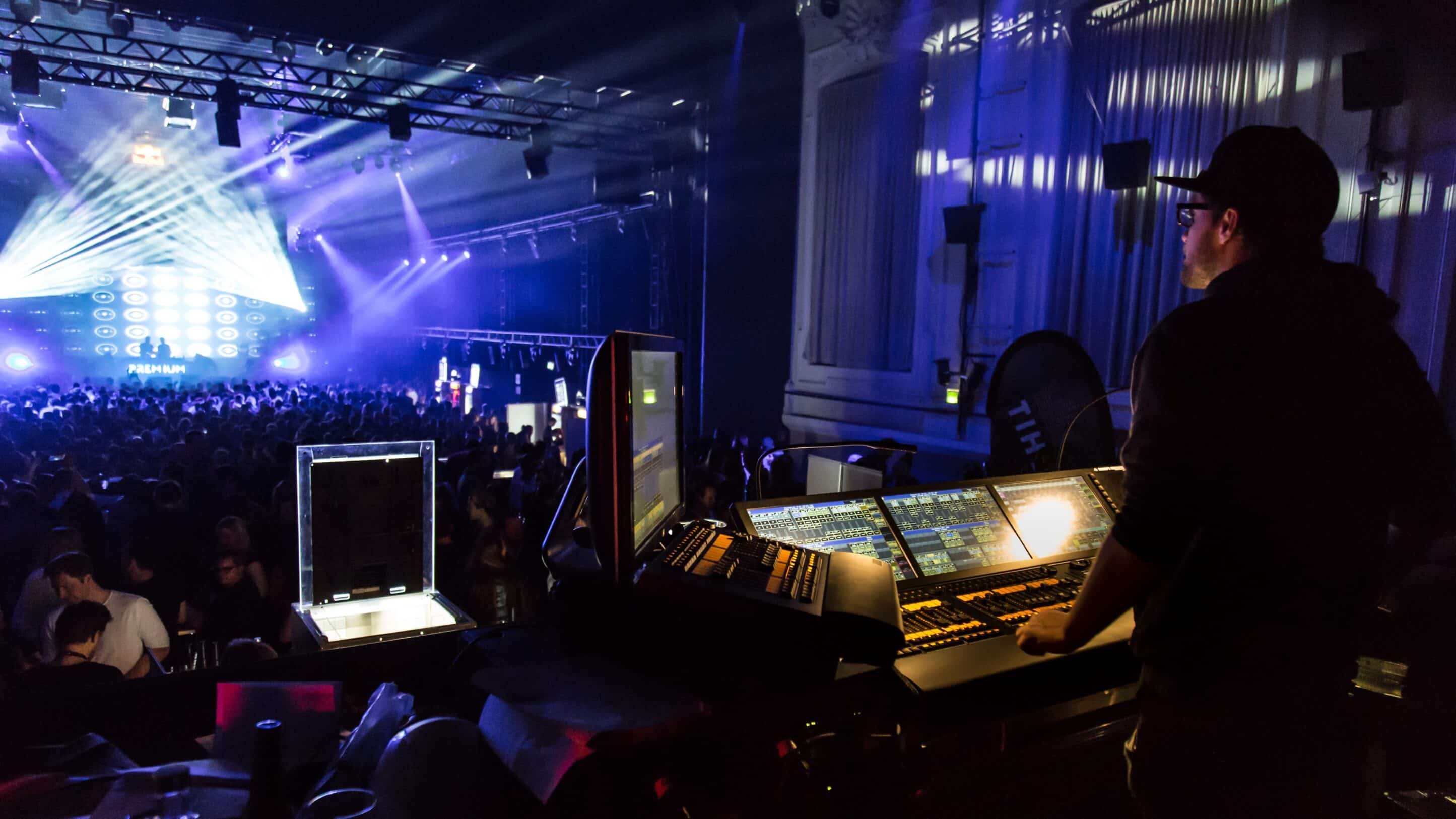Barco immersive experience at a concert with projector