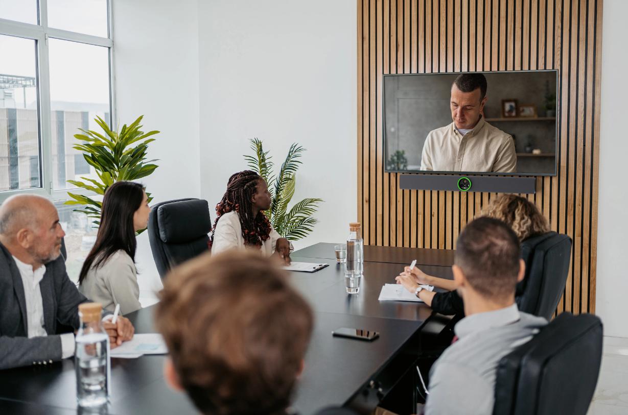 Hybrid meeting in huddle room managed by Symphony platform.