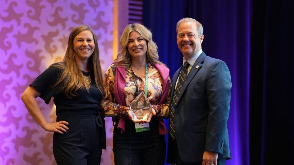 AVI-SPL accepts DIZZIE Award for Comets Landing Gaming Hub at UTD